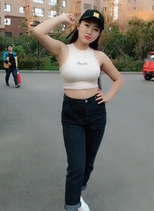 潮流小姐姐诗情画意，飒爽又酷帅美女，很迷人