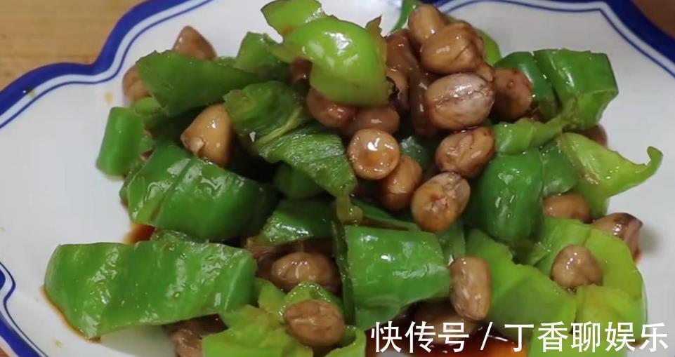 青椒不要炒着吃了，加一把花生米，这样做太香了，开胃下饭又解馋