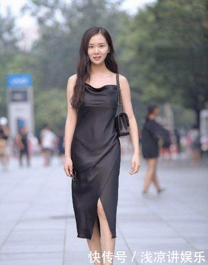 “半身裙”要让位了,今年流行“过膝裙”,修身显高,谁穿谁好看