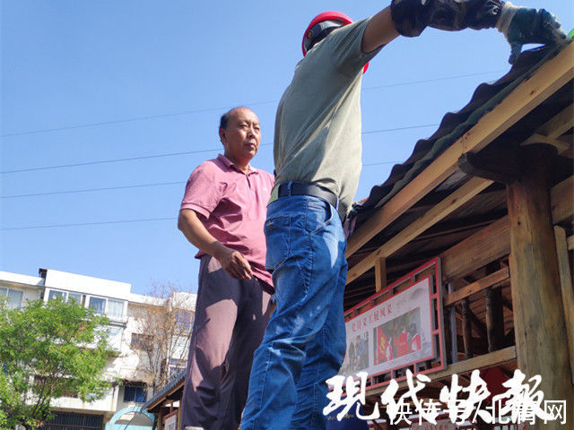 志愿者|泰州海陵：社区“好人亭”屋顶塌陷，志愿者们利用假期修缮一新