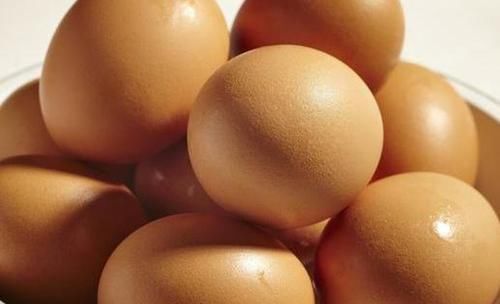 煮鸡蛋别只会用清水，多加2种料，鸡蛋又香又嫩，蛋壳一碰就掉