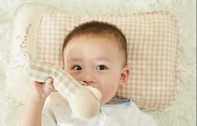 区别|“睡枕头”与“不睡枕头”的孩子,区别很大,影响颜值和身体