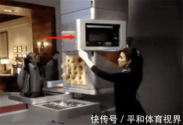 三块板|外国人设计的垂直厨房真厉害！仅占地1㎡，却藏下冰箱灶台和餐桌