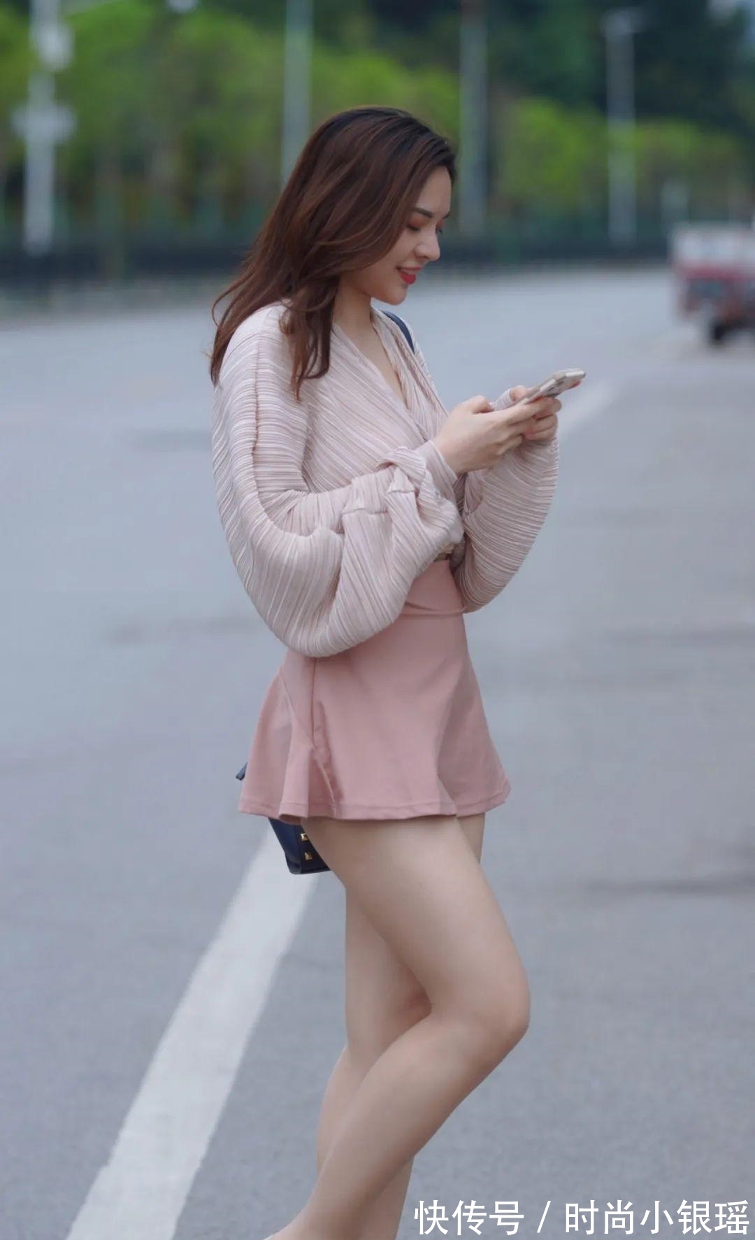 小姐姐|小姐姐的显腿穿搭很到位，算是凸显魅力的关键所在