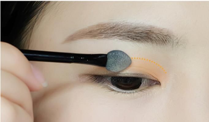 粉粉嫩嫩的桃花妆这样画，洋溢着暖春的气息，温柔又带点小妩媚