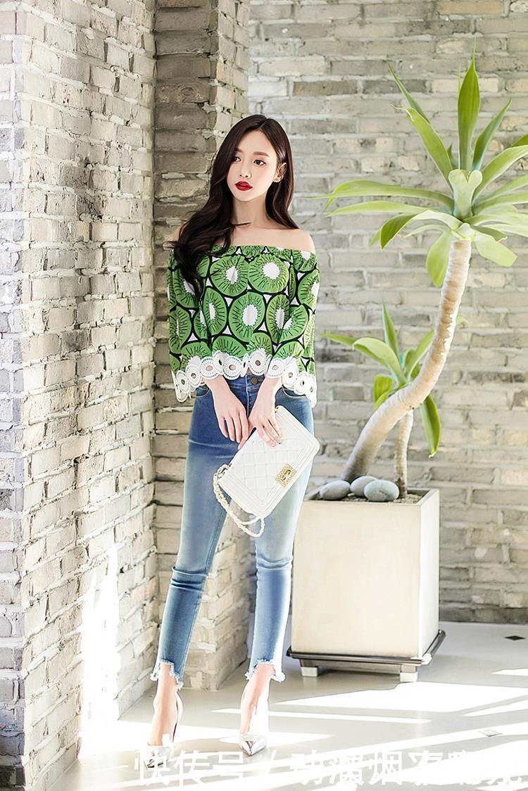 的确|紧身牛仔裤大展神威,小姐姐的身姿的确曼妙,惹人艳羡