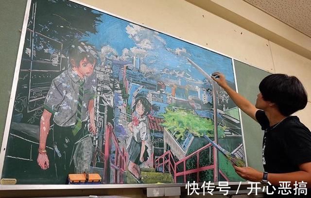 h日本的老师动漫细胞有点强:黑板上画动漫场景,落叶堆皮卡丘