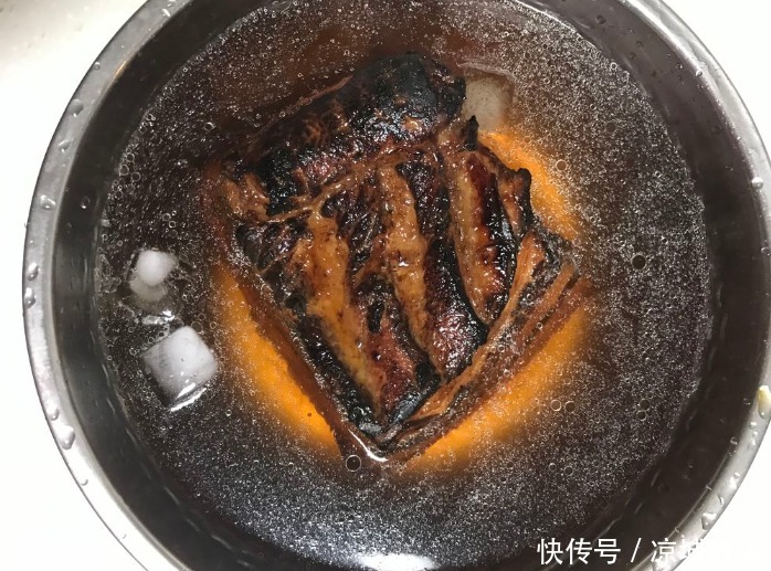 炸扣肉,直接油炸是大错,牢记4个技巧,金黄红润,布满了虎皮泡