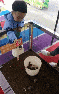 |搞笑GIF:这么长的婚纱,会不会影响交通