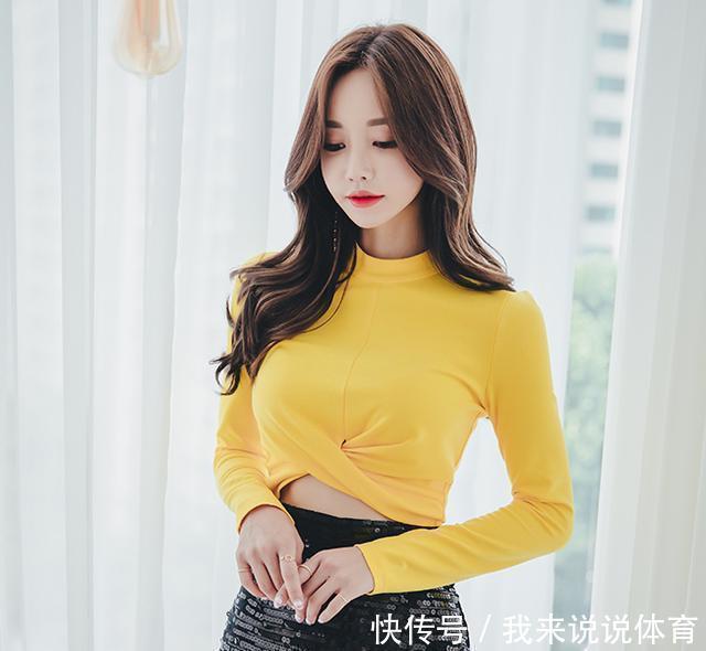 优雅|孙允珠展示的黄色打底衫,搭配黑色亮片包臀裙,适合各种场合穿着