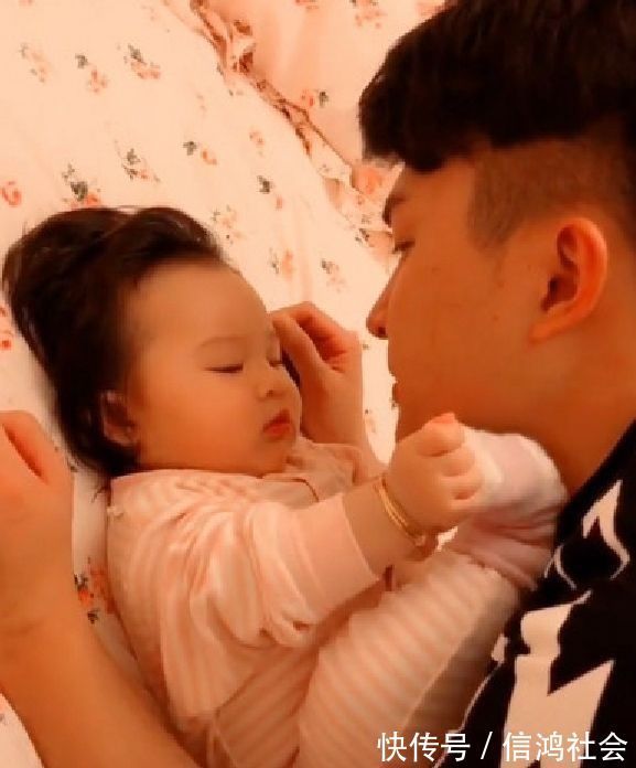 小眼神|“最深情奶爸”火了,满眼宠爱向宝宝索吻,却被女儿一脸嫌弃推开