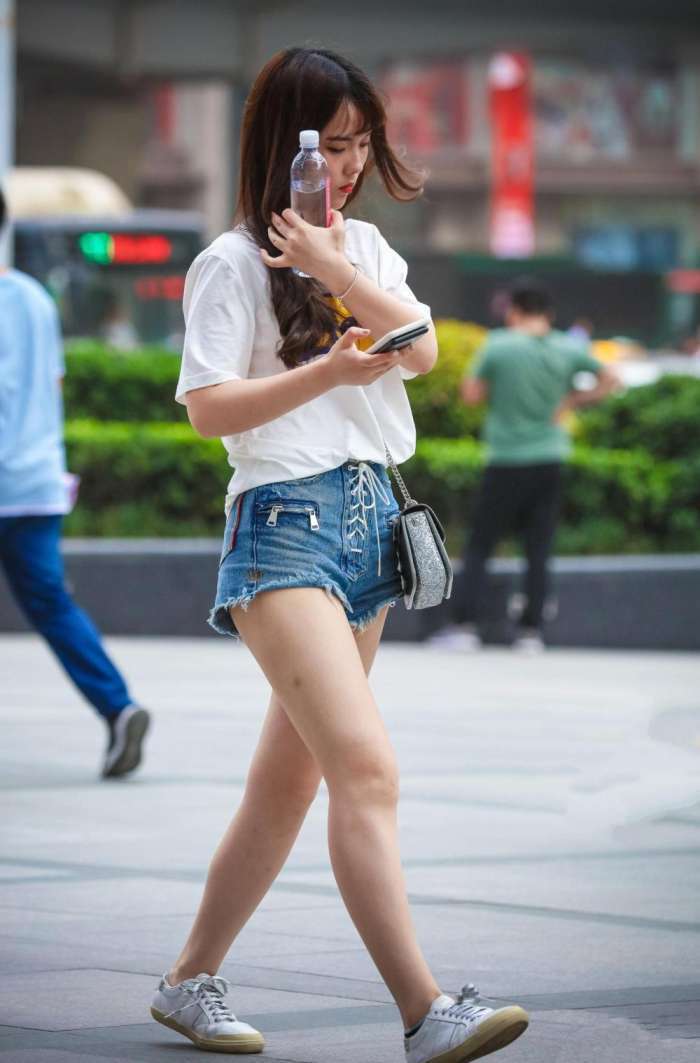 搭配|街拍:身材苗条的美女,身穿碎花连衣裙,温婉可人