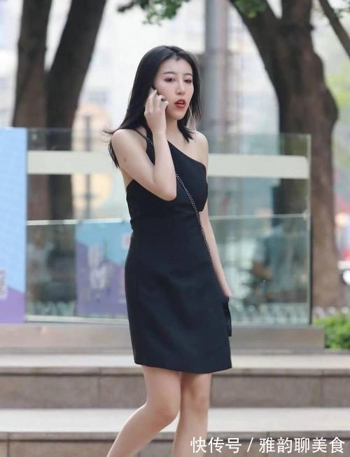 街拍 美女穿黑色连衣裙搭配黑色高跟凉鞋,展现曼妙身姿,真是风情满满