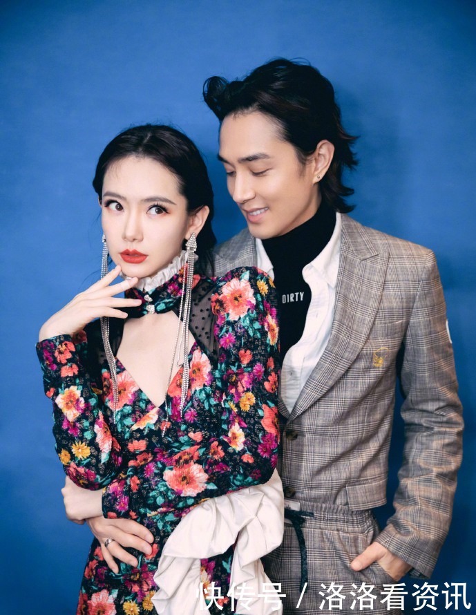 配花|被戚薇的复古风美晕!一尺长耳环配花短裙,同框李承铉大秀漫画腿