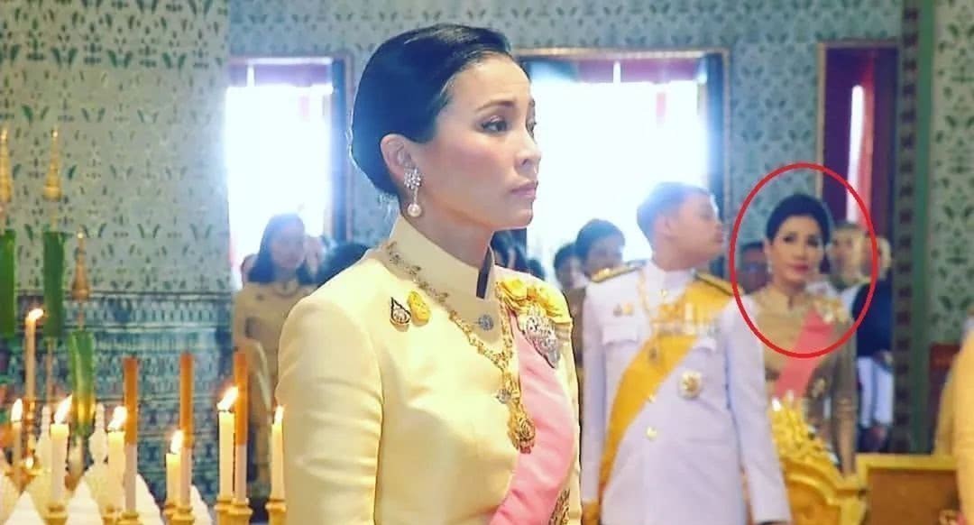 西拉米$泰国单纯的诗妮娜贵妃,遭到无情碾压,温柔大方的王后有如此毒辣