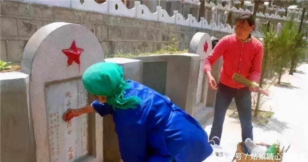 痛哭|21岁战士英勇牺牲,母亲却没路费见一面,20年后来到儿子墓前痛哭