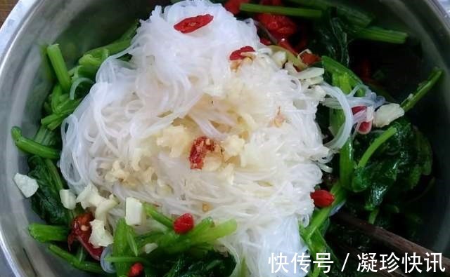 菠菜不煎不炒，焯个水拌一拌，清新爽口解油腻，下酒下饭都不错