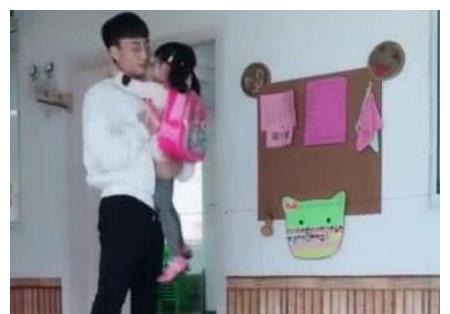 妹妹|26岁哥哥幼儿园接四岁亲妹妹,超宠溺,网友:好羡慕啊!