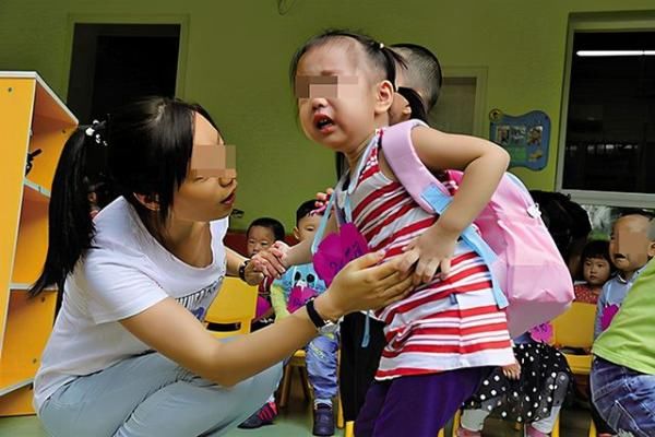 女儿|宝爸接送女儿放学迟了十几分钟，女儿怒甩书包，小表情又萌又委屈