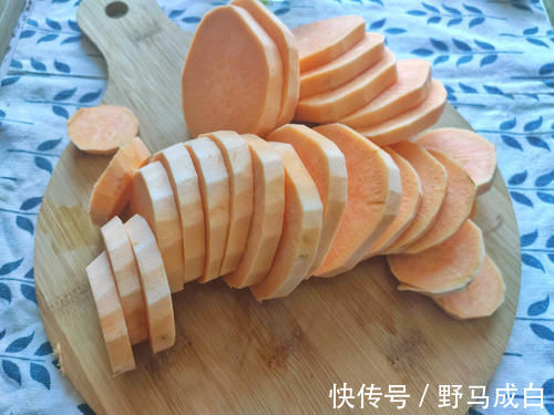 红薯不要蒸着吃了,这样做比路边摊烤红薯还好吃,香甜可口又简单