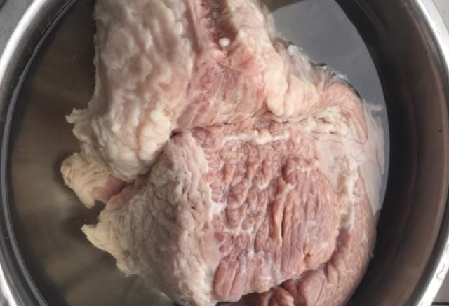 炖牛肉放茶叶，放红茶还是绿茶？很多人不注意，难怪还是炖不烂