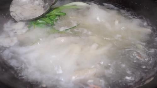 青线椒|夏天鸡爪不要卤着吃了，一抓一拌就可以，酸辣脆爽，手拿着直接啃