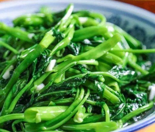炒空心菜的窍门，炒前多做一步，嫩绿不发黑百吃不厌