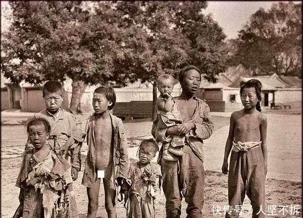 老照片|真实的晚清老照片，图2慈禧的豪华大轿，图4是2.46米的巨人！