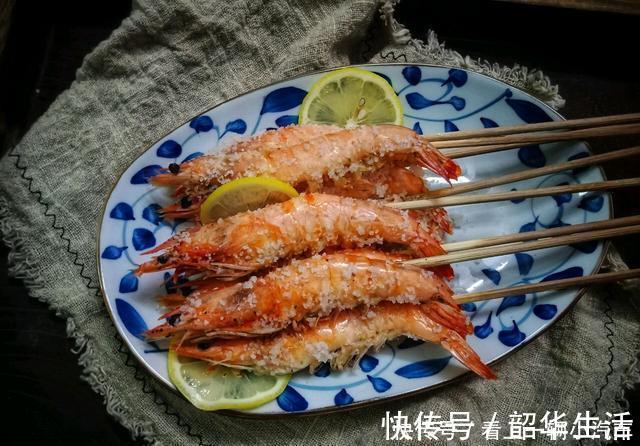 大虾用盐埋起来,加热5分钟,咸香美味的盐焗虾就做好了