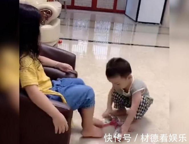 姐姐|弟弟“老母亲”式伺候姐姐火了,二胎的正确打开方式,宠姐狂魔