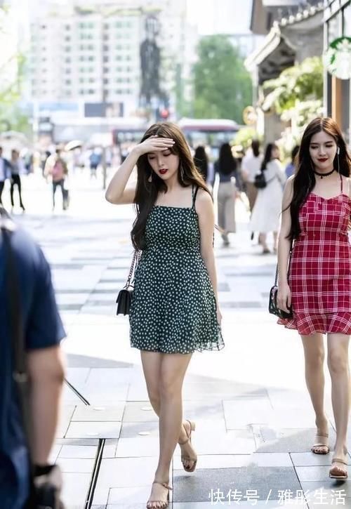 时尚|红色格子花纹的吊带连衣裙,非常复古时尚,美丽动人