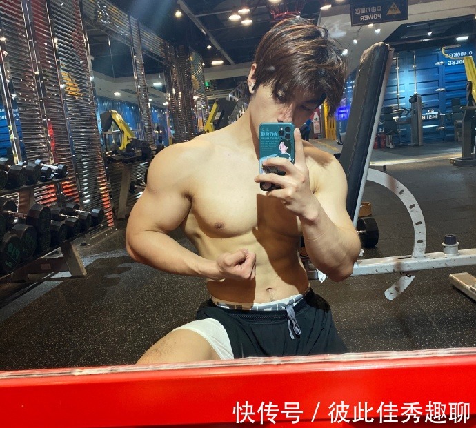 健身|爱健身的90后，胸肌发达麒麟臂健壮，在健身房常丢衣服！