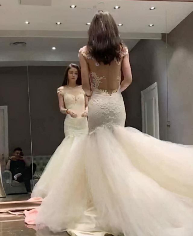 巨人新娘,以为是背影杀手,看到脸的那一刻,被震撼到了