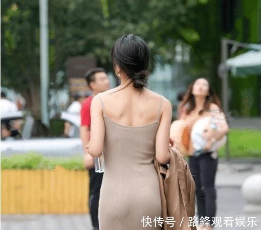 微胖妹子的休闲装,吊带搭配牛仔裤,轻松展现清纯魅力