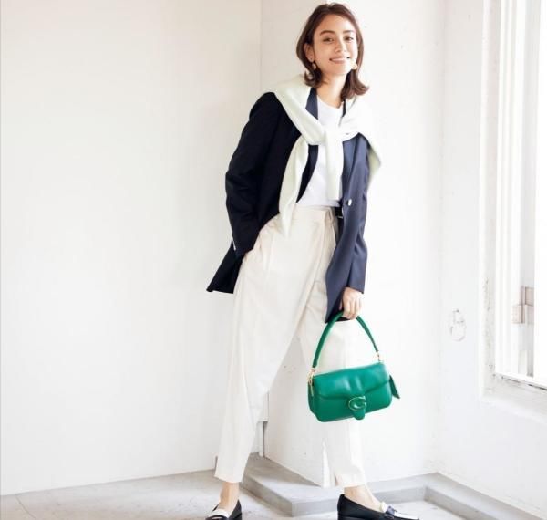 30＋的女性春季别总穿风衣！试试“西装＋T恤”穿法，简单又不落伍