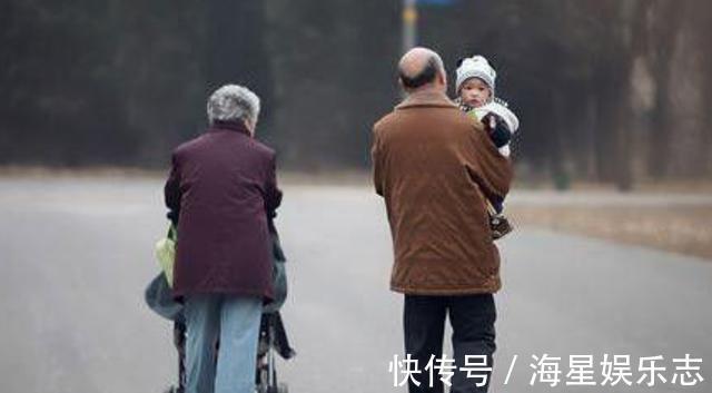 父母|孙子坐小板凳挂吊针,“隔代亲”的爷爷呼呼大睡,妈妈差点误会