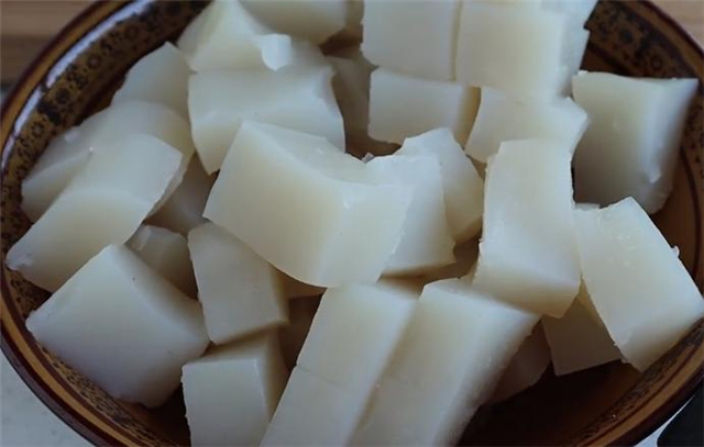 红薯淀粉|教你正宗的红薯凉粉做法,淀粉和水的比例告诉你,劲道爽滑超好吃