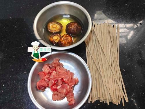 冬菇瘦肉面|天冷了，早餐来上一碗这面下肚，营养美味超满足，一早上都不饿肚子