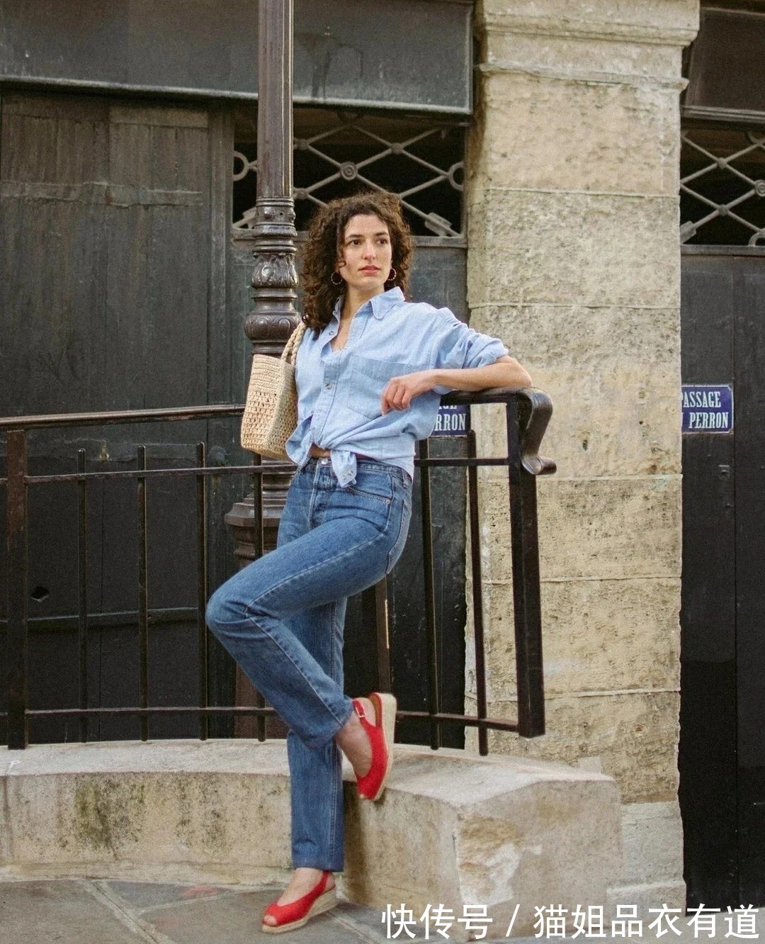 露肤|今夏穿衬衫,不流行直接塞裤腰了!这5个技巧拿去用,洋气又时髦