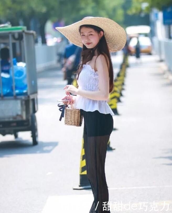 身材|杭州街拍:身材娇小的姑娘,身穿黑色短裤,身材好人也美!