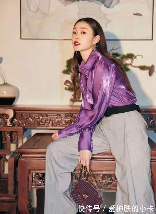 粉色|宋轶真懂穿,粉色衬衫减龄够少女,破洞裤秀冷白皮太优越