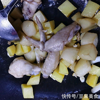 这是酱烧茄子焖土豆最正宗的做法,好吃到爆