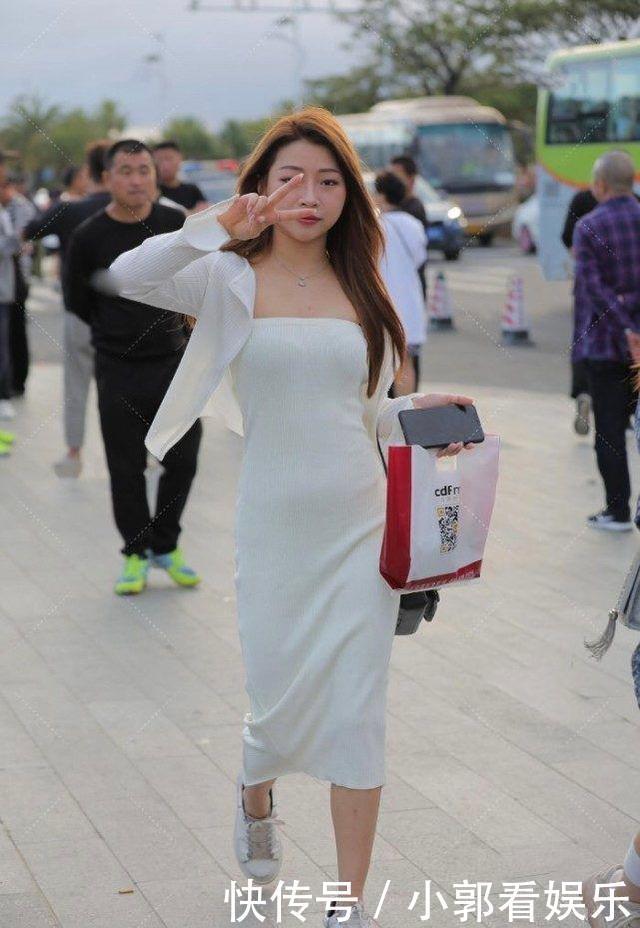 白色连衣裙外加针织外套，青春靓丽，笑容迷人