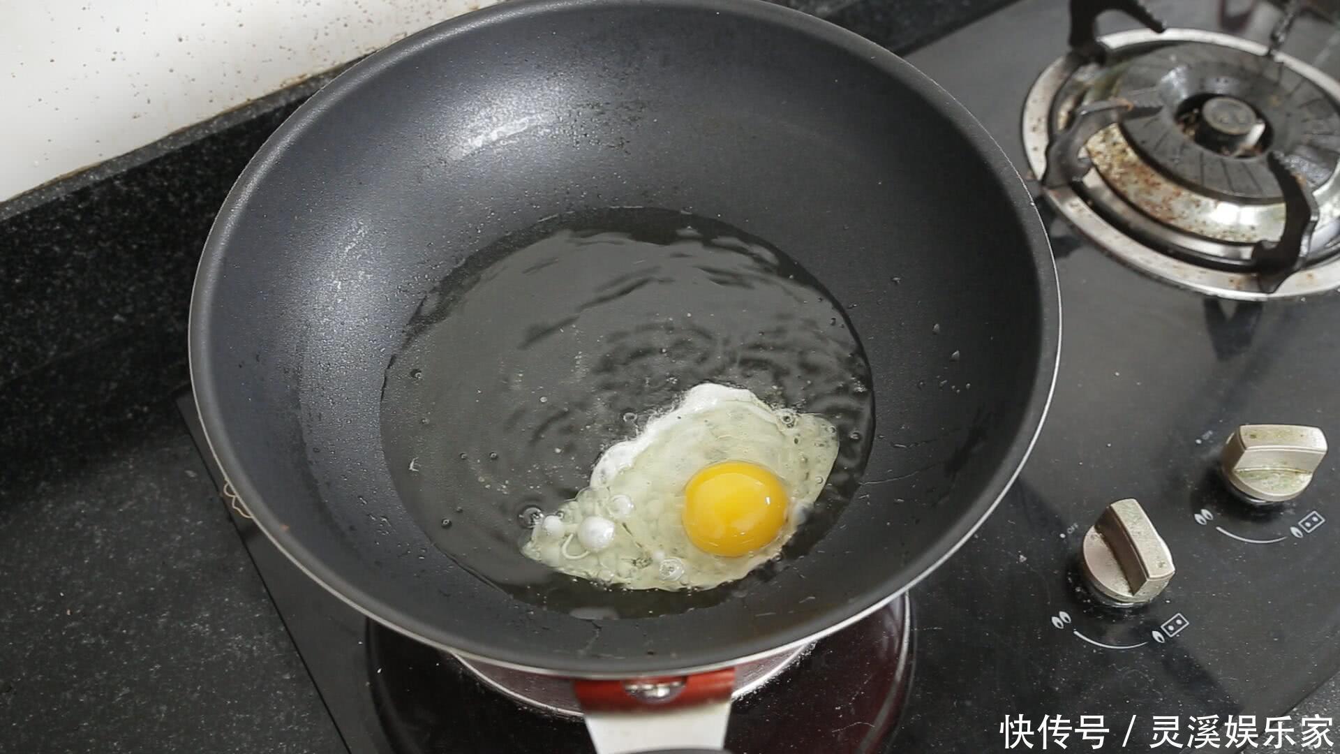 煎荷包蛋时，油里多放一样东西，荷包蛋又圆又嫩，0失误还不粘锅