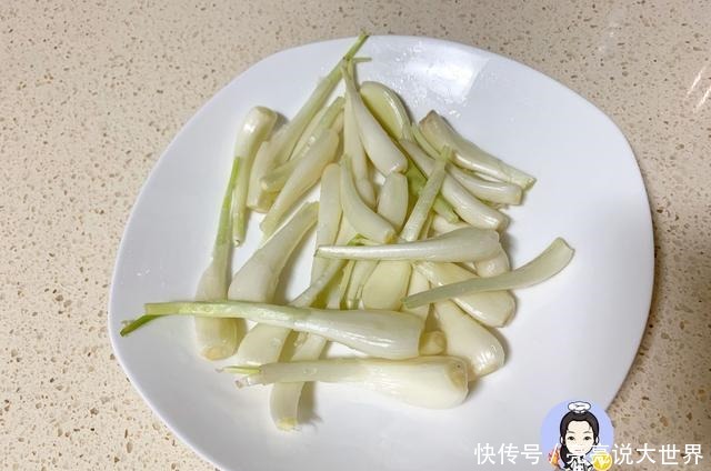 它被人称“菜中灵芝”，简单一拌就好吃，5块钱一斤，遇见别错过