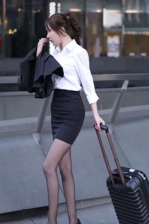 她为何敢在大街上穿“黑丝”看到腿后,明白就是任性的资本