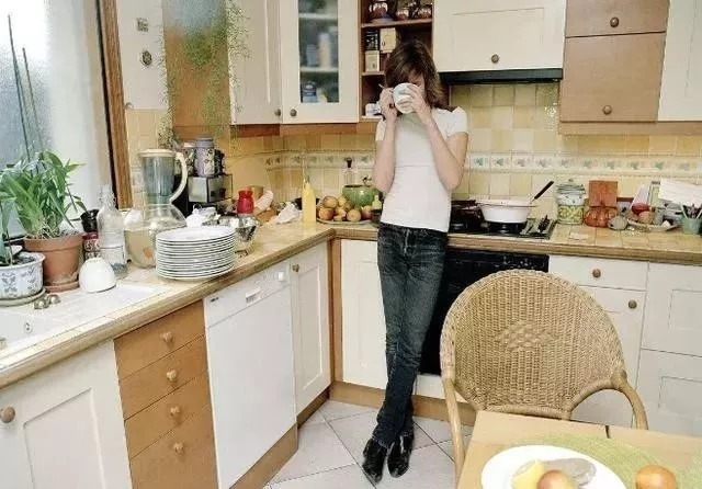 储物空间|老婆非要在阳台做两排衣柜,引来邻居笑话,完工后个个都闭嘴了