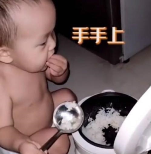 醒来|爸爸带娃,凌晨醒来儿子不见了,找到娃后哭笑不得,又自责不已