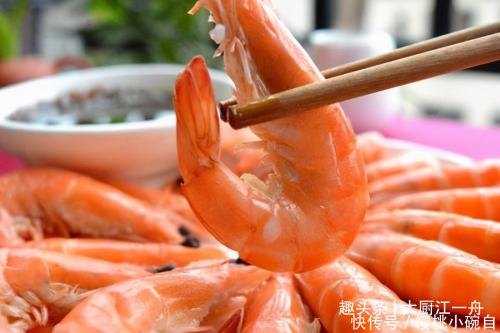 过年时做白灼大虾,先下锅就错啦,难怪虾肉发腥发柴,这样做才对