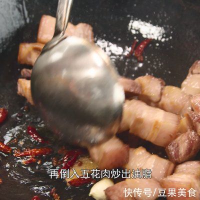 经典湘菜毛氏红烧肉，不放一滴酱油照样好吃，色泽鲜亮肥而不腻